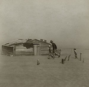 Farmer_walking_in_dust_storm_Cimarron_County_Oklahoma2